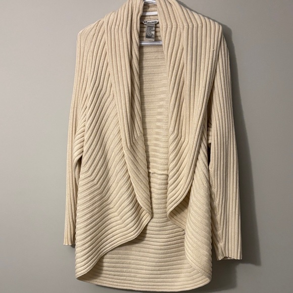 Stylish Cream Ribbed Women's Cardigan - Picture 5 of 8